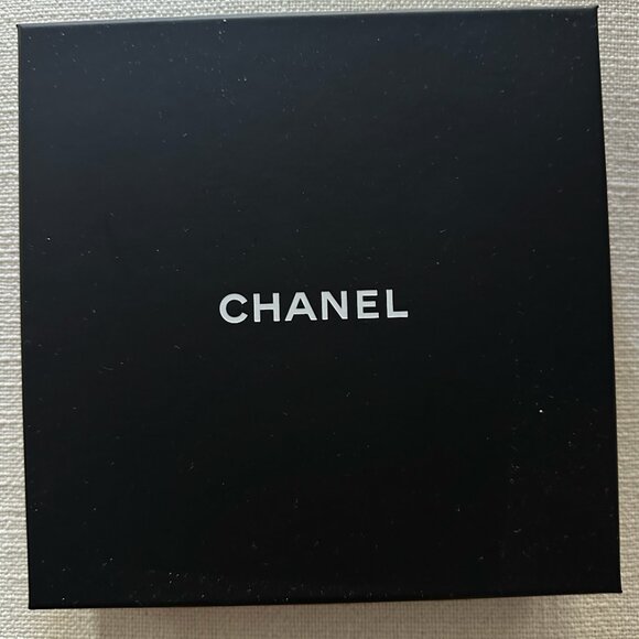 Chanel Necklace with Pearls and Logo - Picture 2 of 2